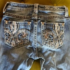 Girls Miss Me Bootcut Fleur de Leis Jean girls size 14. Inseam 29”